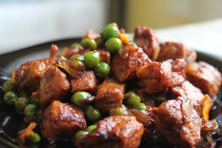 Свинина с овощами и зеленым горошком на сковороде
