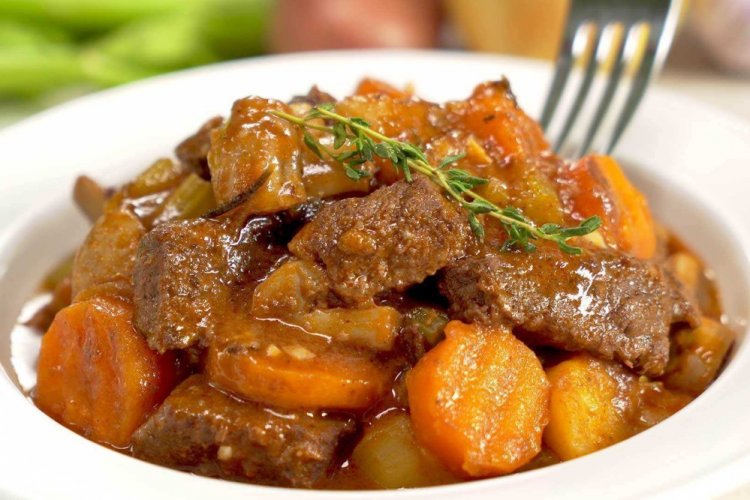 Свинина с овощами и картошкой на сковороде