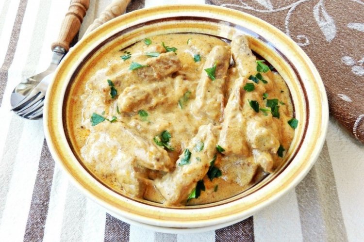 Свинина с овощами в сметане на сковороде