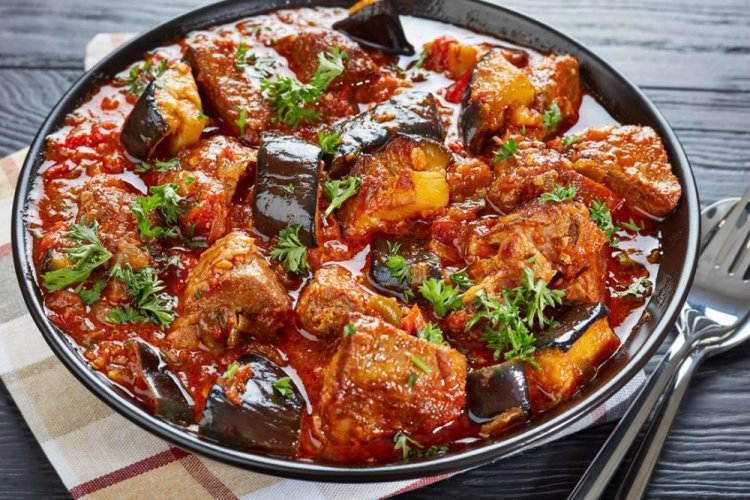 Свинина с овощами в томатном соке на сковороде