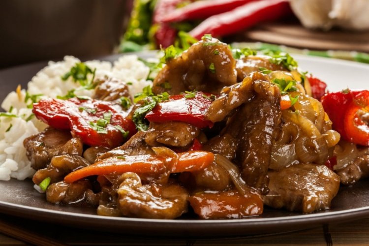 Свинина с овощами в соевом соусе на сковороде