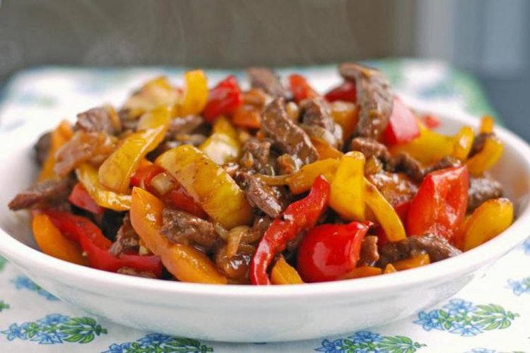 Свинина с болгарским перцем на сковороде