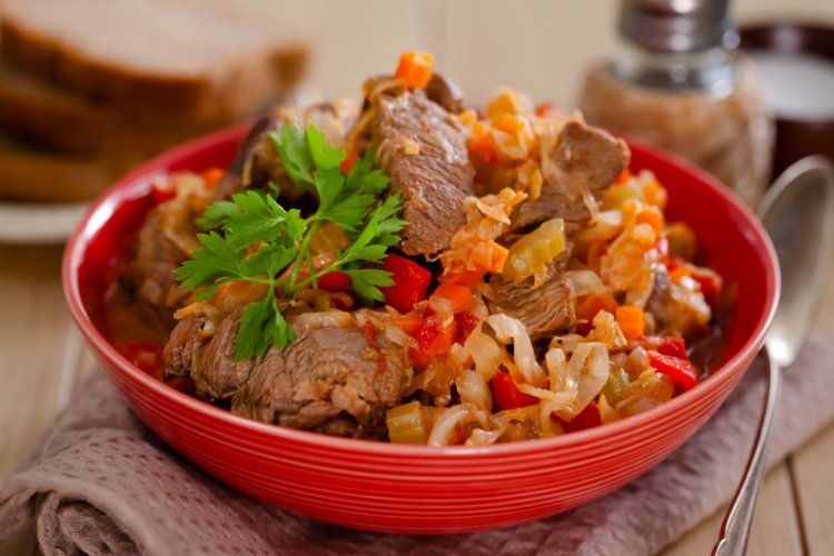 Свинина с овощами и капустой на сковороде