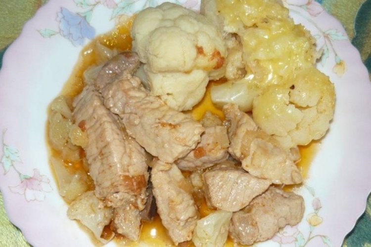 Свинина с цветной капустой на сковороде