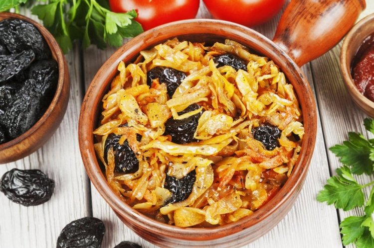 Тушеная капуста с черносливом