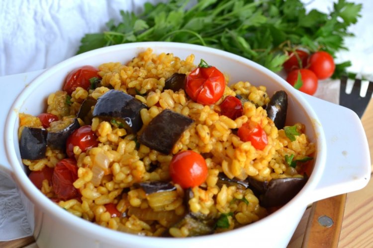 Булгур с баклажанами в томате