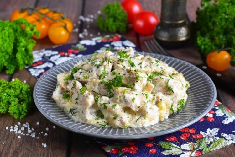 Индейка в сливочном соусе с сыром на сковороде