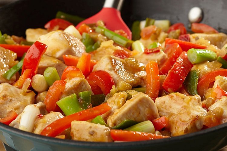 Индейка с болгарским перцем и помидорами в сливочном соусе