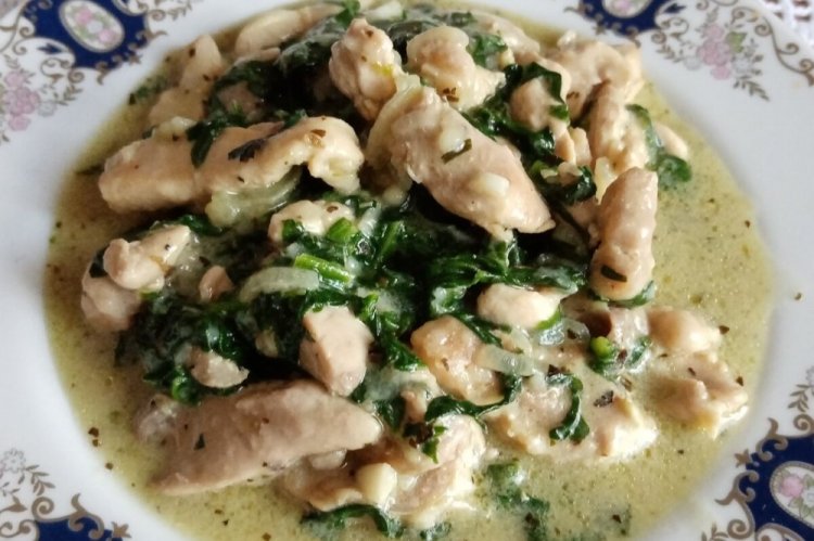 Индейка в сливочном соусе со шпинатом