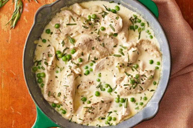 Индейка с зеленым горошком в сливочном соусе