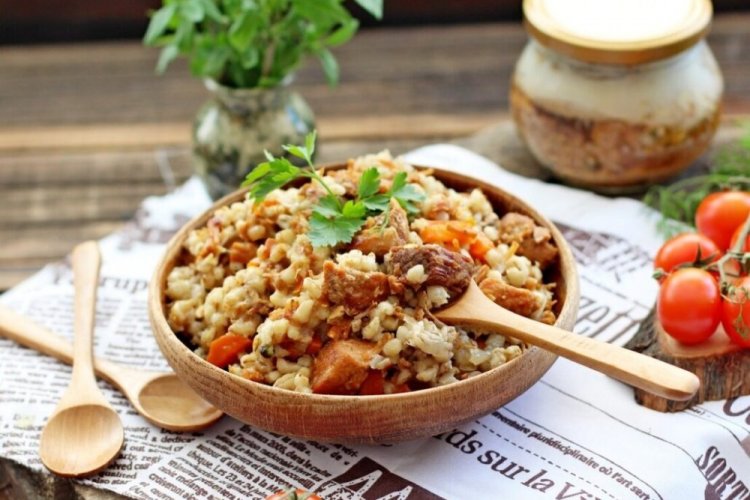 Перловка с тушенкой в мультиварке