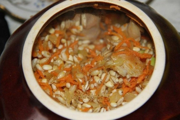 Перловка с мясом в горшочках