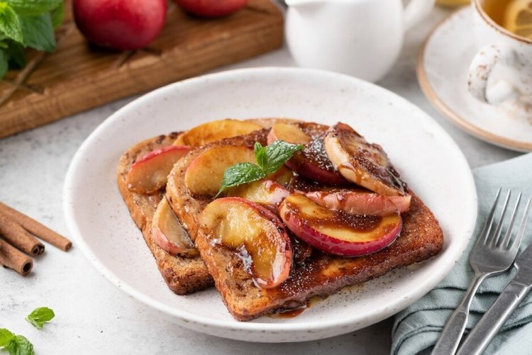 Сладкие гренки из черного хлеба с яблоками