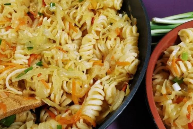 Макароны с капустой и морковью