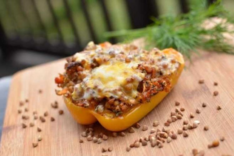 Перец, фаршированный гречкой и шампиньонами