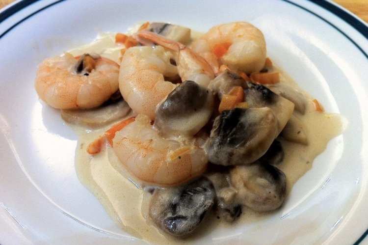 Креветки с грибами в сливочном соусе