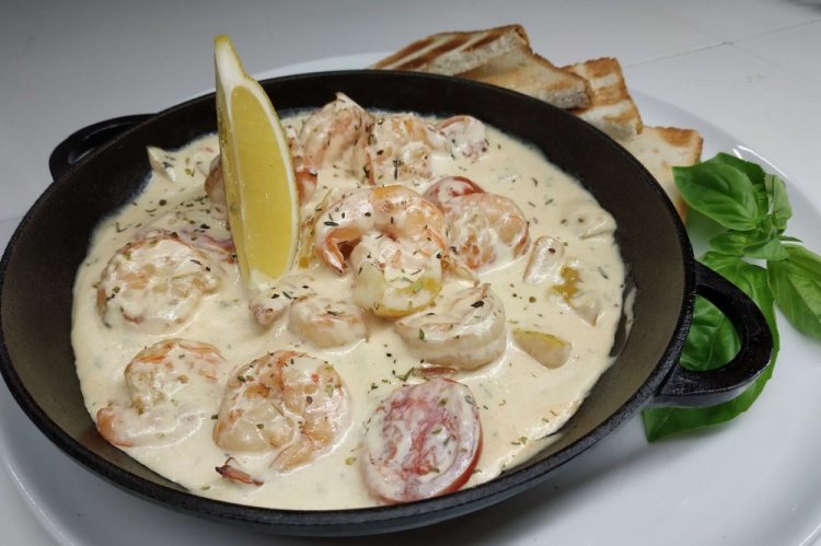 Креветки с помидорами черри в сливочном соусе