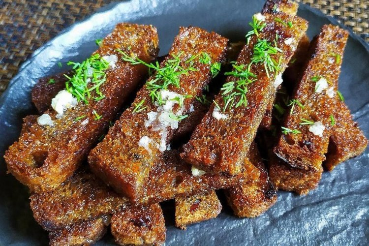 Гренки с чесноком и зеленью