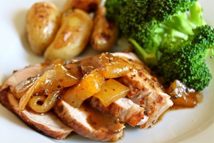 Свиная вырезка с яблоками и корицей