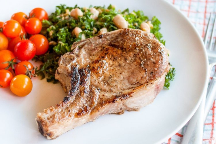 Свиная корейка на кости с майонезом в духовке