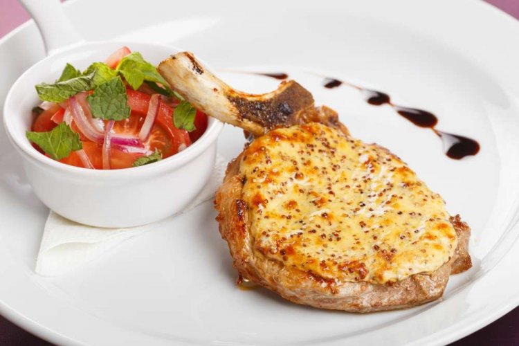 Свиная корейка с курагой в духовке