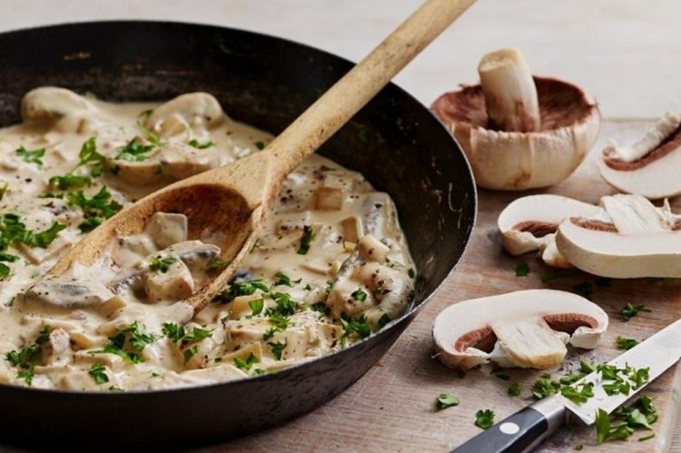 Шампиньоны с луком-пореем