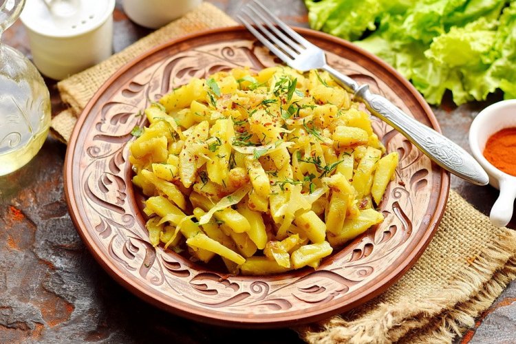 Картошка с капустой на сковороде