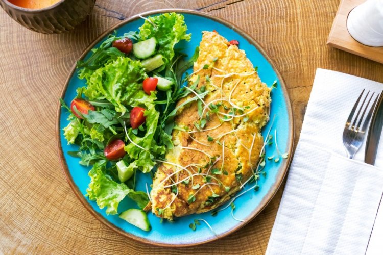 Нутовый омлет без молока и яиц