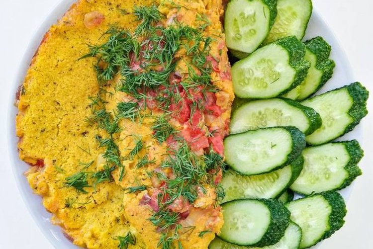 Нутовый омлет с овощами и тофу