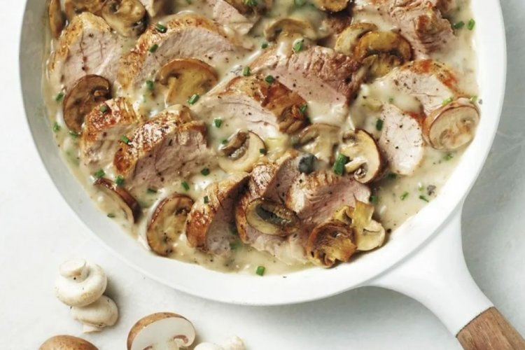 Свиная вырезка с грибами и сливками на сковороде