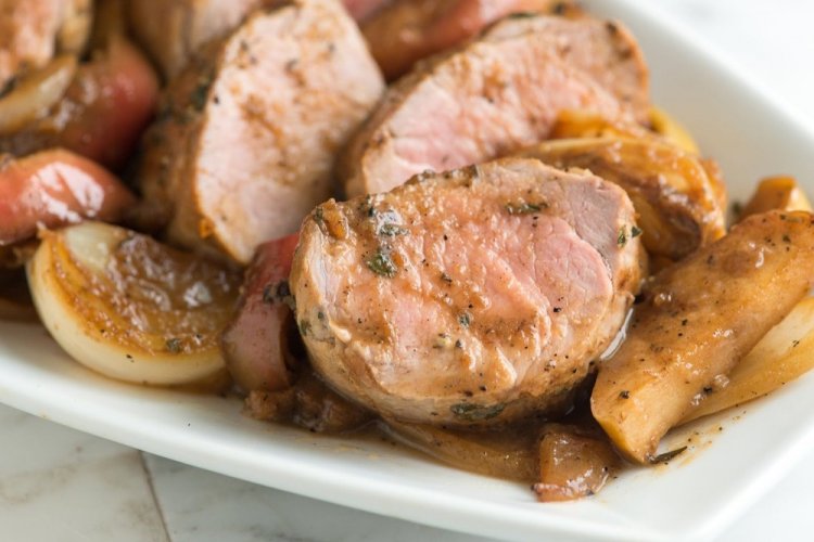 Свиная вырезка с яблоками на сковороде