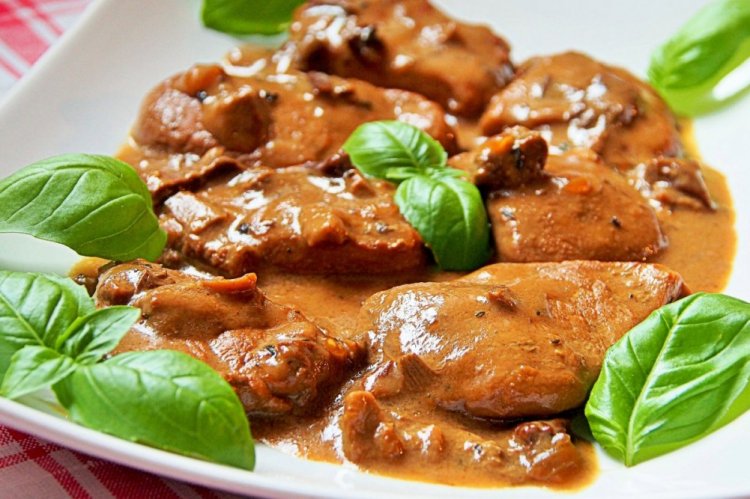 Свиная вырезка в горчичном соусе с коньяком на сковороде