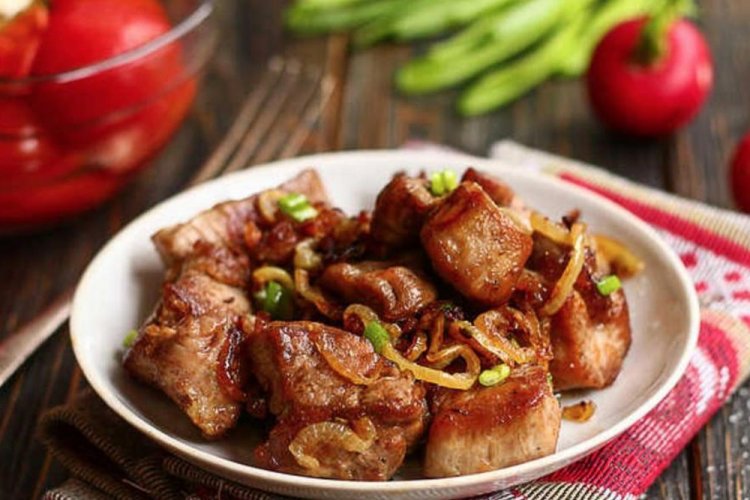 Свиная вырезка с луком и чесноком на сковороде