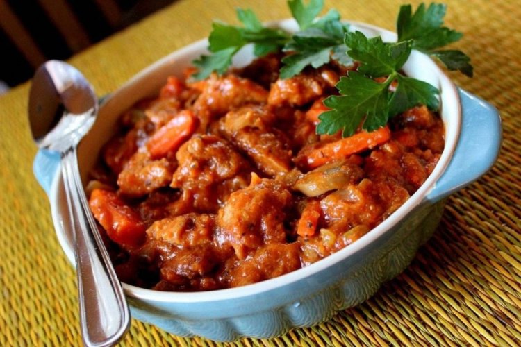 Свиная вырезка в томатном соусе на сковороде