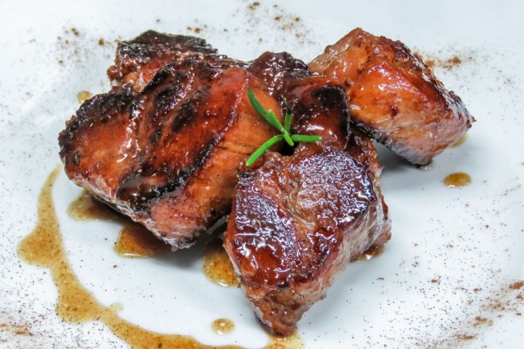 Свиная вырезка в соевом соусе на сковороде