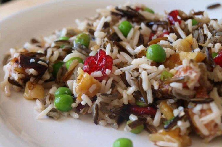 Жареный бурый рис с яйцом