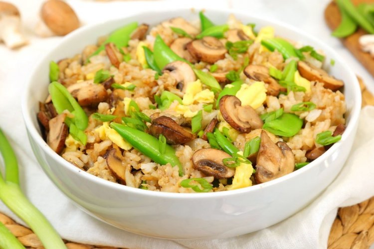 Жареный рис с яйцом и шампиньонами