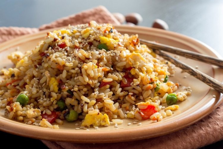 Жареный рис с яйцом, овощами и карри