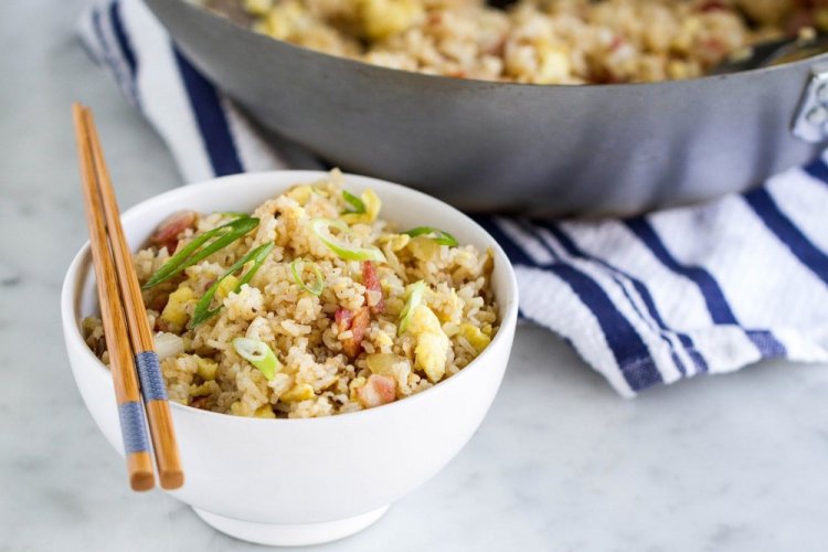 Жареный рис с яйцом и беконом