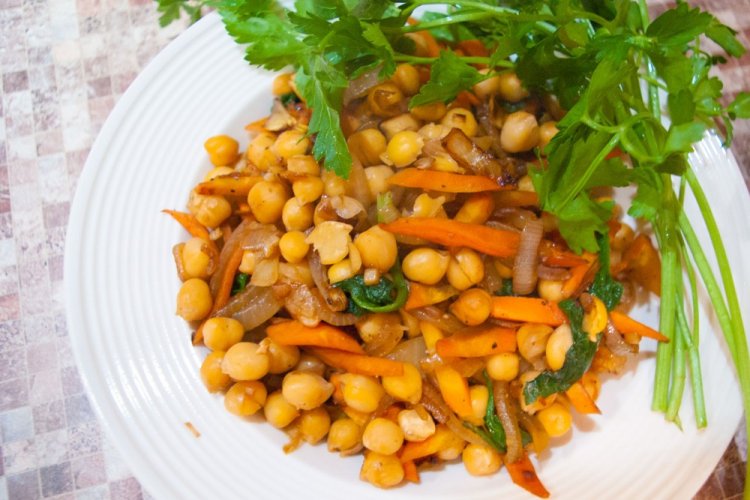 Нут с овощами