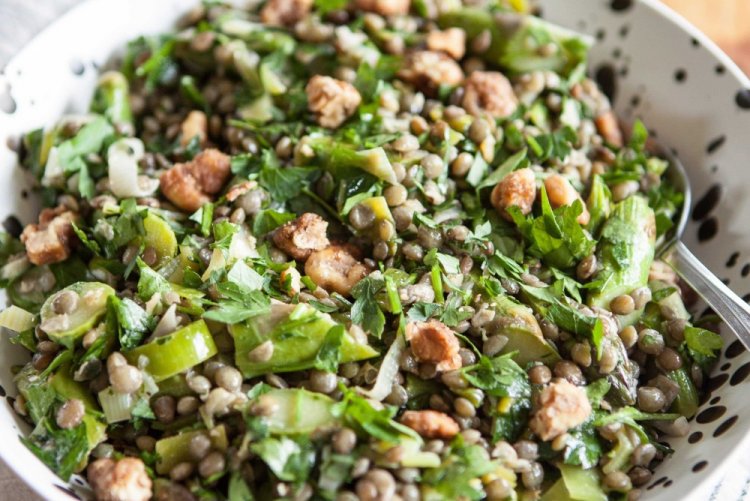 Салат из чечевицы с зеленью