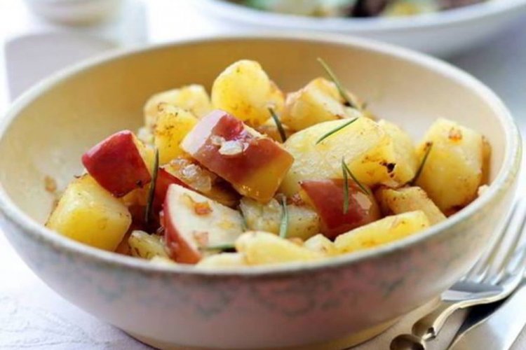 Тушеная картошка с яблоками