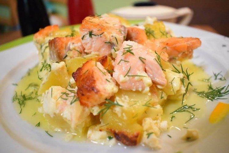 Форель с картошкой в сливочном соусе