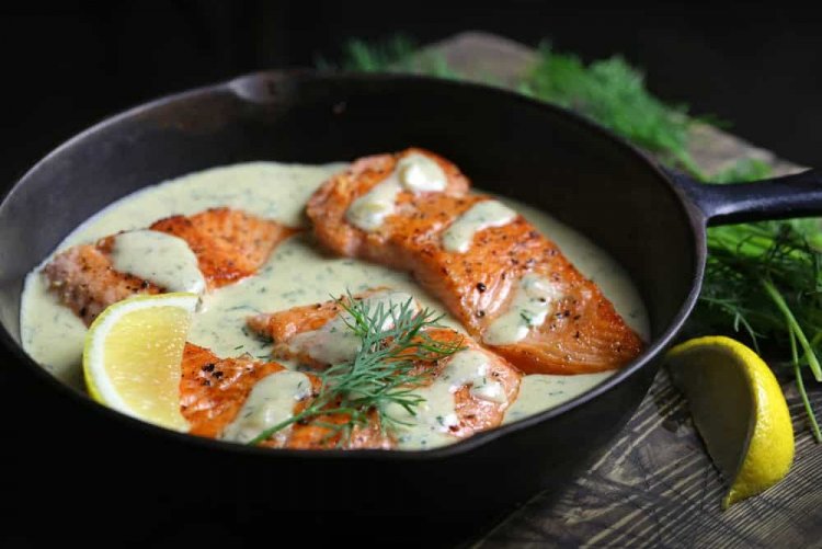 Форель в густом сливочном соусе с мукой и лимонным соком