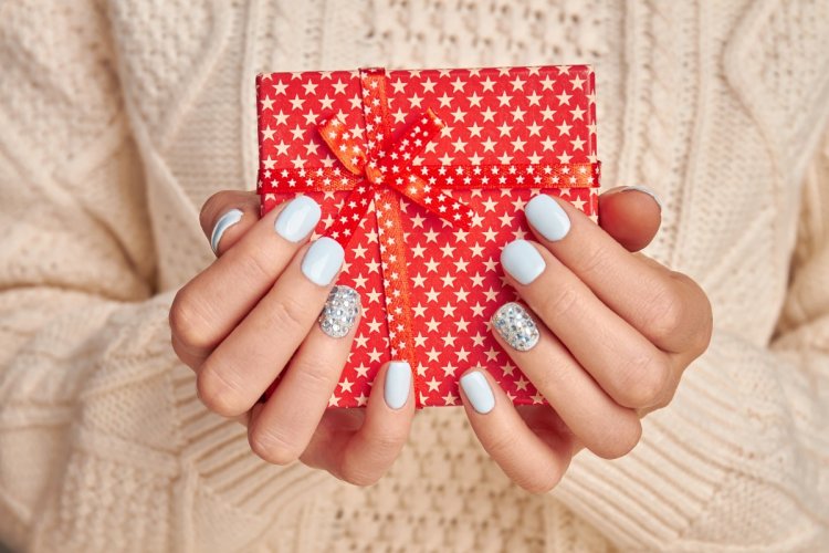 Новогодний маникюр 2024: модные и красивые идеи (50 фото)