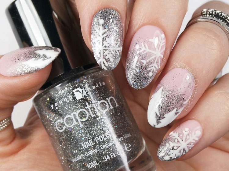 Серебряный маникюр на Новый год