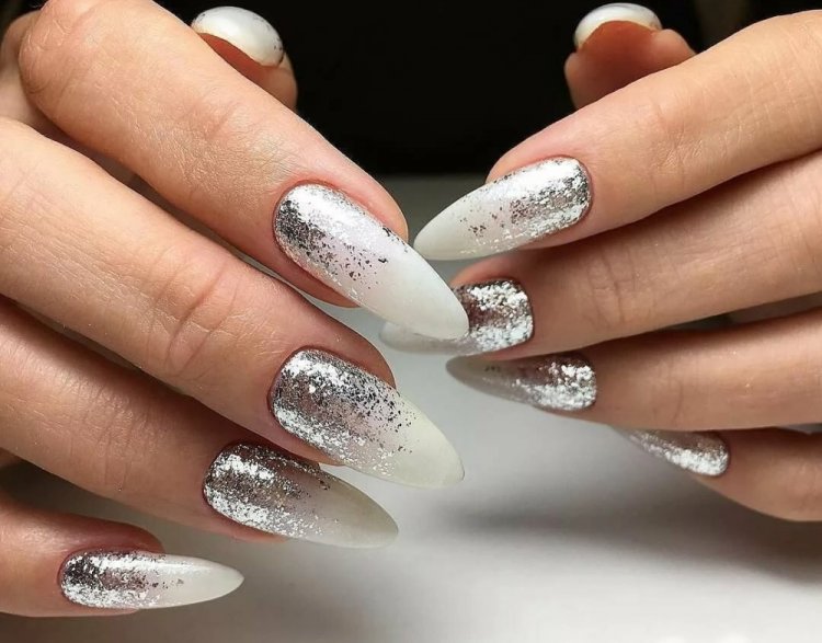 Серебряный маникюр на Новый год