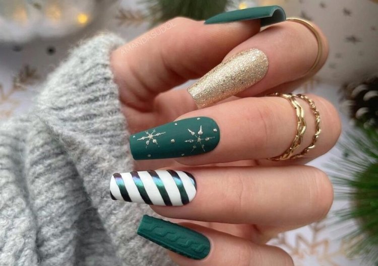 Зеленый новогодний маникюр
