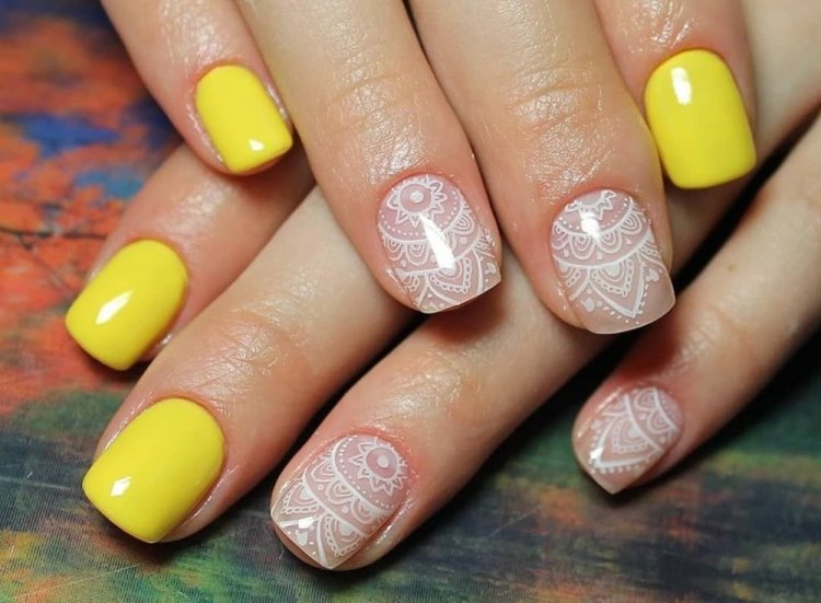 Желтый новогодний маникюр 2024