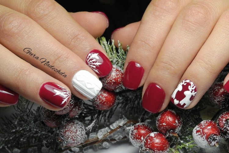 Текстуры в новогоднем маникюре 2024